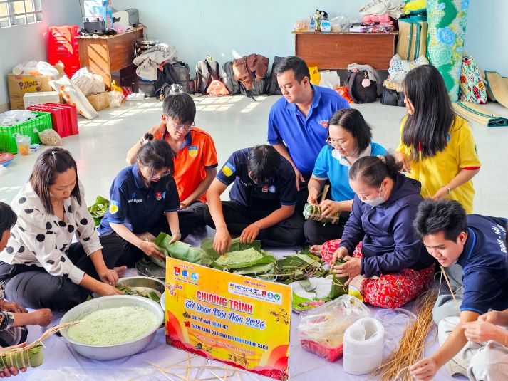 Tuổi trẻ Khoa Quản trị 13Win002 Truy cập link - Nhà hàng - Khách sạn mang xuân đến vùng đất nghĩa tình 23