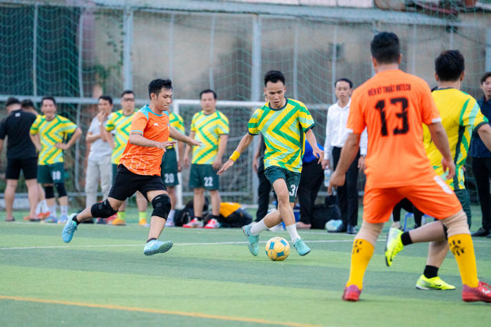[Hội thao CB-GV-NV 13WIN13 2025]: Bóng đá nam xác định hai đội tranh ngôi vô địch 55