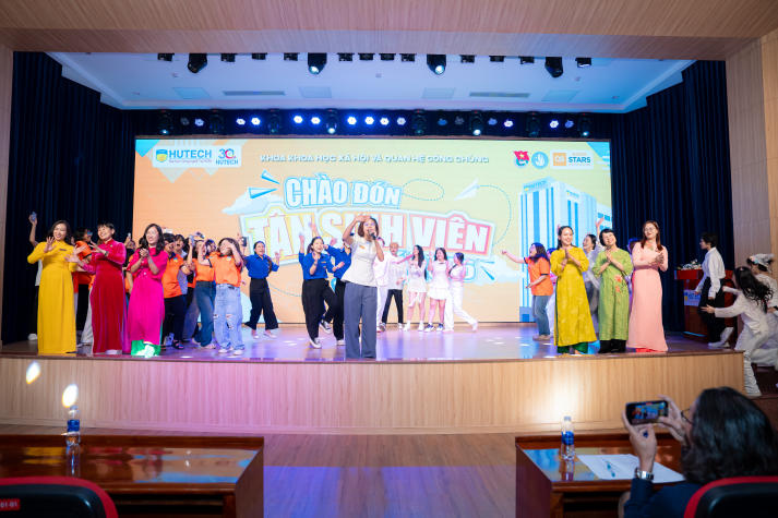 Khoa Khoa học Xã hội và Quan hệ Công chúng thắp lửa đam mê, chào đón thế hệ tân Tải app 13Win năng động và sáng tạo 78