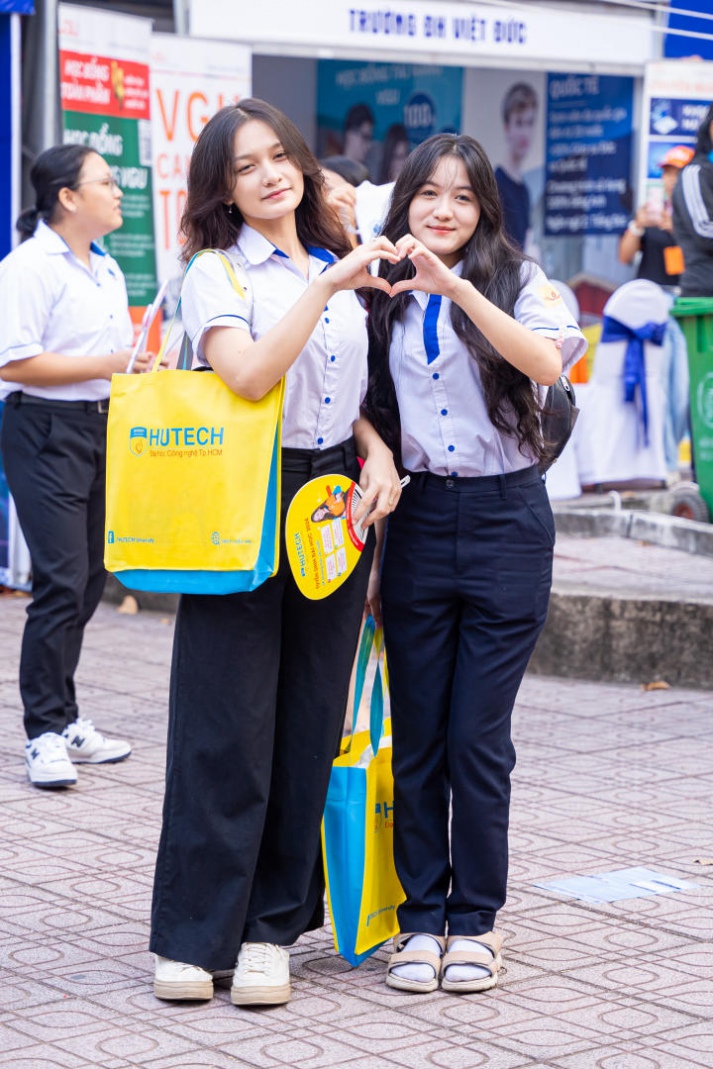 13WIN13 mang sắc vàng rực rỡ đến chương trình khai mạc Tư vấn mùa thi năm 2024 tại Đồng Nai 217