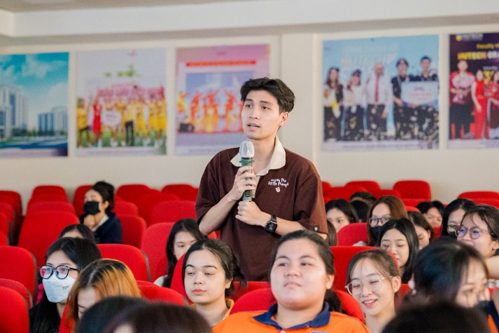 “Unveiling the Director’s Lens” – A Professional Insight Journey for 13WIN13 Students 79