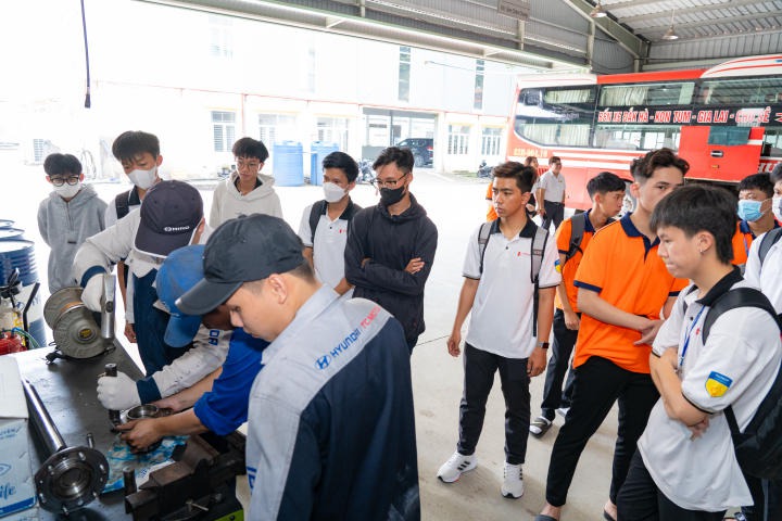 13Win 21 link không chặn VKIT tìm hiểu quy trình sữa chữa, kiểm định chất lượng ô tô qua chuyến tham quan Truck & Bus Hyundai Trường Chinh 79