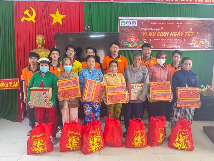 13WIN13 Engineering students bring joy to Tet Holiday with enthusiastic volunteer efforts 56