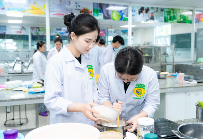[Ảnh] Vị ngọt đoàn viên: Trải nghiệm nghề và giá trị Tết của Tải app 13Win Công nghệ thực phẩm 57