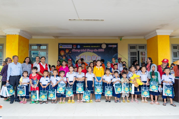 13Win 21 link không chặn Khoa Marketing - Kinh doanh quốc tế mang Trung thu yêu thương đến các em nhỏ tại xứ dừa (Bến Tre) 64