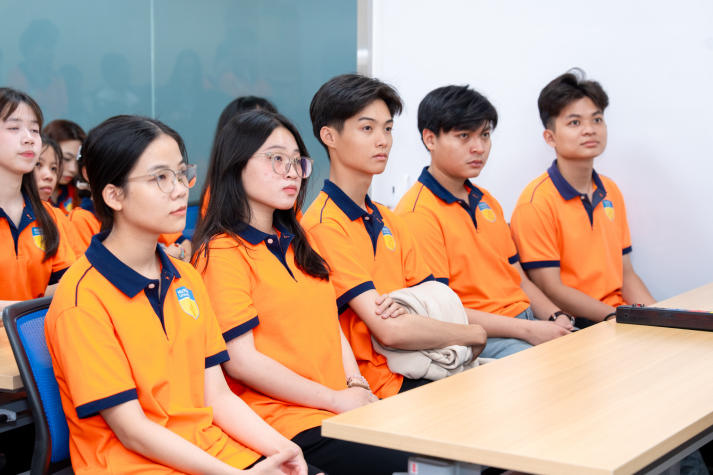 13Win 21 link không chặn Khoa Tài chính - Thương mại tiếp cận thực tế nghề ngân hàng tại Woori Bank 63
