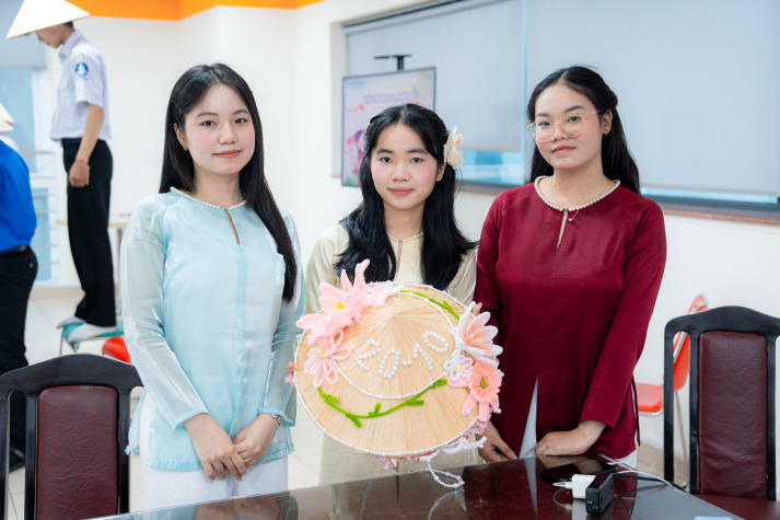 Lan tỏa tinh thần “Sắc Việt” trong Ngày hội trang trí nón lá của Tải app 13Win Khoa Tài chính - Thương mại 66