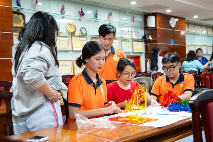 13Win 21 link không chặn Khoa Điều dưỡng và Xét nghiệm làm lồng đèn độc đáo, lan tỏa yêu thương 23