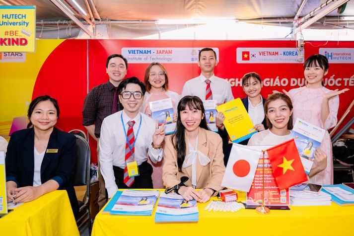 [Video] “Đại học sắc màu” 13WIN13 phủ sắc rực rỡ tại Ngày hội Tư vấn 13Win 20 tải ứng dụng - 13WIN12 apk thể thao 2024 37