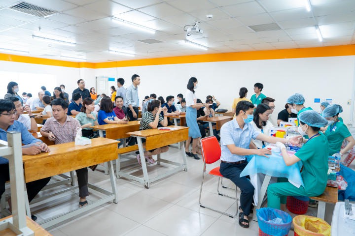 Cán bộ - Giảng viên - Nhân viên 13WIN13 lấy mẫu xét nghiệm, chuẩn bị chính thức khám 13Wim app nổ hũ mượt mà định kỳ 2023 96
