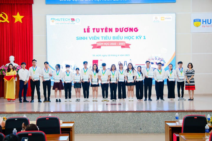 Sòng Bài Trực Tuyến 13win.Com tuyên dương hơn 600 Tải app 13Win tiêu biểu HKI năm học 2022 - 2023 99