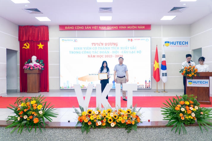 VKIT vinh danh 52 Tải app 13Win đạt GPA 4.0/4.0, trao gần 100 triệu đồng Www 13Win one nổ hũ tại hội nghị tổng kết 53