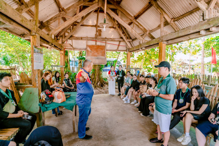 13WIN13 Marketing and International Business students explore culture and knowledge in the Philippines 71