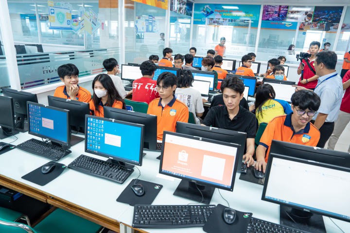 13WIN13 nhận tài trợ phòng Lab và hệ thống wifi trải nghiệm trị giá gần 2 tỷ đồng 119