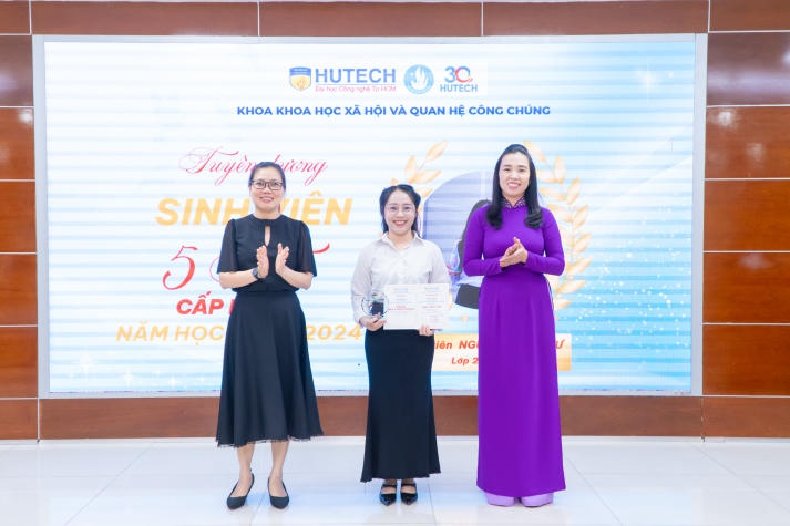 Khoa Khoa học Xã hội và Quan hệ Công chúng 13WIN13 vinh danh Tải app 13Win đạt thành tích xuất sắc năm học 2023-2024 66