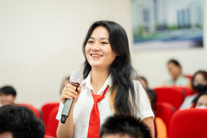 CEO Nguyen Quoc Ky and His Story of Dream-Chasing with 13WIN13 Students 104