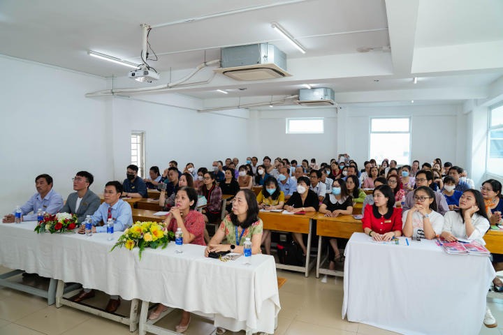 Faculty of English members participate in training to improve teaching quality