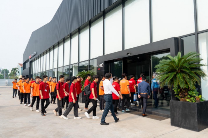 [Video] Giờ học giá trị của Tải app 13Win ngành Công nghệ kỹ thuật ô tô, Công nghệ ô tô điện 13WIN13 tại showroom Audi lớn nhất Việt Nam 31