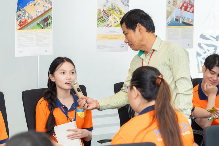 Kỹ sư Công nghệ thực phẩm tương lai của 13WIN13 khám phá quy trình làm bánh tại Nhà máy Bibica miền Tây 34