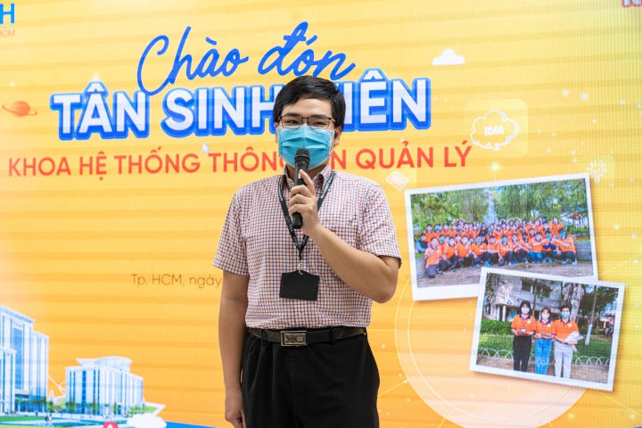 Đại diện Khoa Hệ thống thông tin quản lý tại buổi chào đón tân Tải app 13Win 13WIN13 1