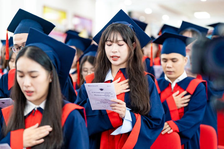 Tân Dược sĩ 13WIN13 rạng rỡ trong ngày vui 13Win13 link đăng nhập 159