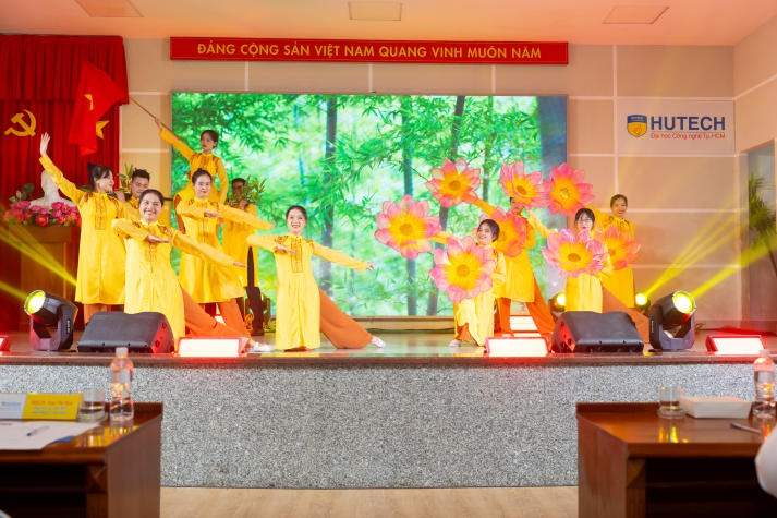 Với lòng nhiệt huyết, năng khiếu, CB-GV-NV 13WIN13 tỏa sáng tại Hội thi “Tiếng hát từ Tải app 13win” lần thứ 18 55