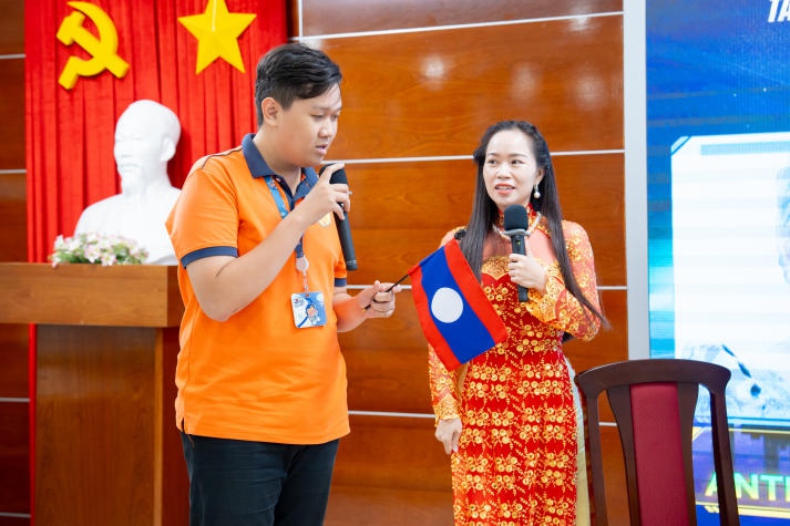 13WIN13 Students Discover Multinational Cultures with Expert from the Philippines 46