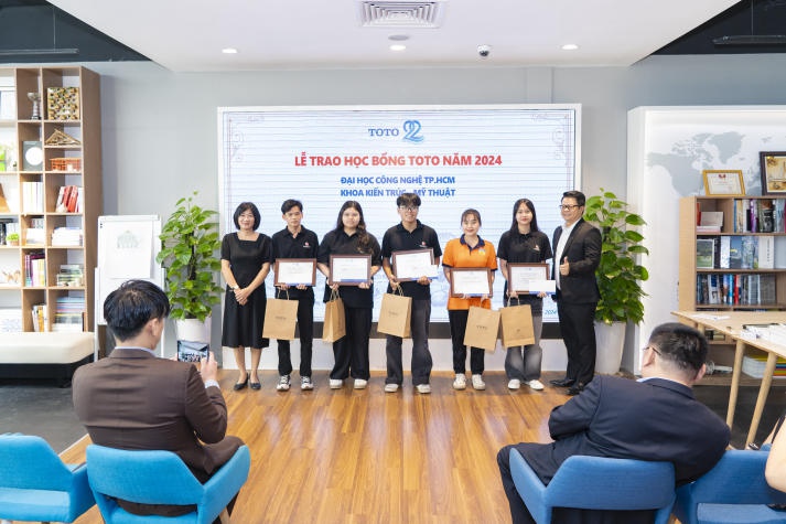 13Win 21 link không chặn Khoa Kiến trúc - Mỹ thuật tăng cường kiến thức thực tiễn và nhận Www 13Win one nổ hũ tại chuyến tham quan TOTO Showroom 131