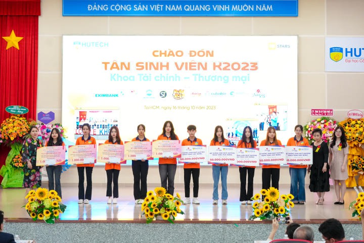 Nhiều suất Www 13Win one nổ hũ được trao đến tân Tải app 13Win Khoa Tài chính - Thương mại trong lễ chào đón 152