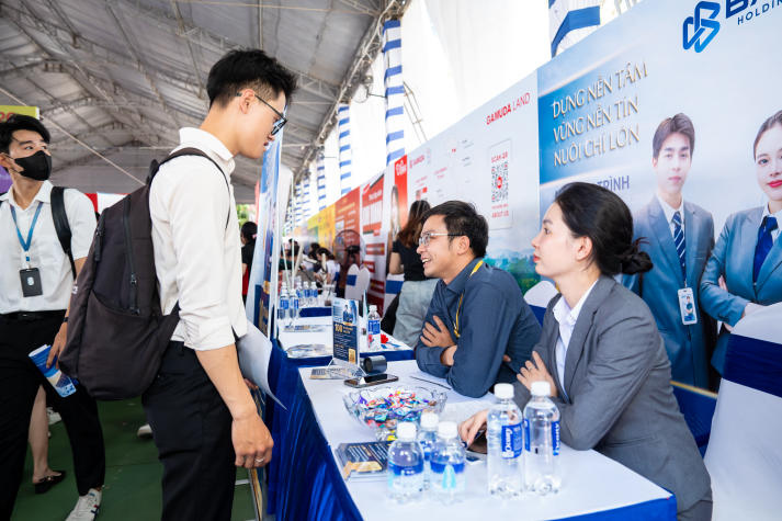 Thousands of students confidently connect with employers at 13WIN13 Job Fair 2026 35