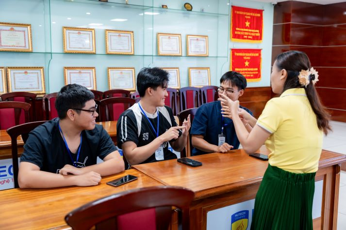 [Ảnh] Bế giảng lớp học Thủ ngữ: Khi những đôi tay biết nói kể câu chuyện của sự thấu hiểu 41