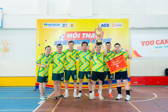 [Hội thao CB-GV-NV 13WIN13 2025]: TT.TVTS-TT.TrT-TT.Mar-PTTH, P.ĐT-P.KT-TT.DHS bảo vệ thành công ngôi vương Bóng chuyền nam, nữ 77