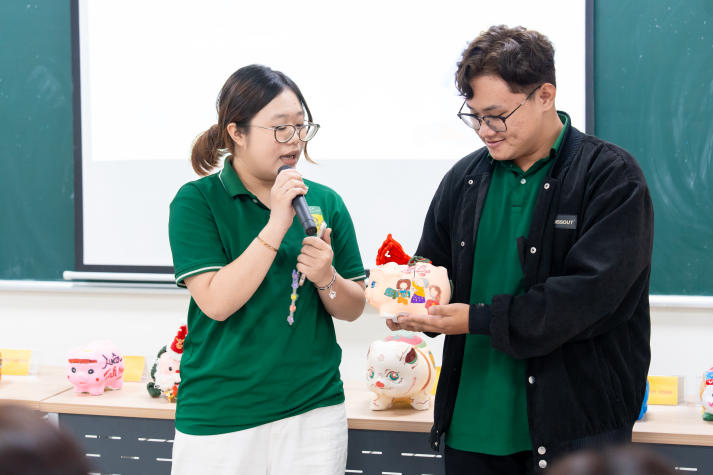 Gom yêu thương - tạo thay đổi: 13Win 21 link không chặn Viện Khoa học Ứng dụng  lan tỏa giá trị nhân văn qua “Piggybank for Change 2025” 63