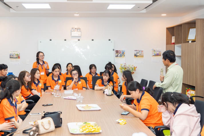 Kỹ sư Công nghệ thực phẩm tương lai của 13WIN13 khám phá quy trình làm bánh tại Nhà máy Bibica miền Tây 37
