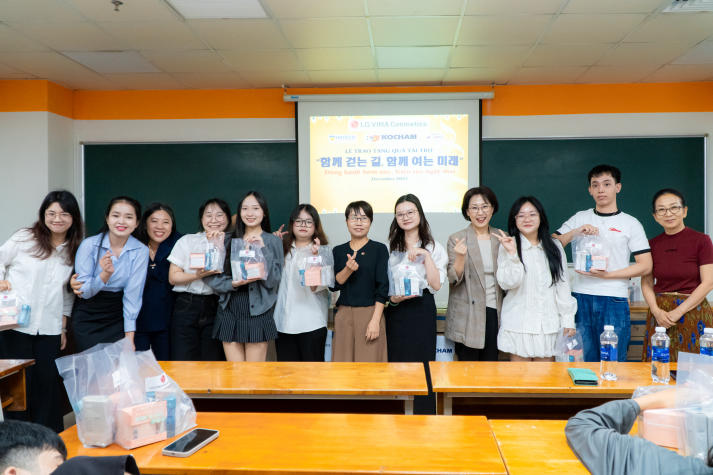 Đồng hành cùng ước mơ: KOCHAM trao quà khích lệ tinh thần Tải app 13Win Khoa Hàn Quốc học 17