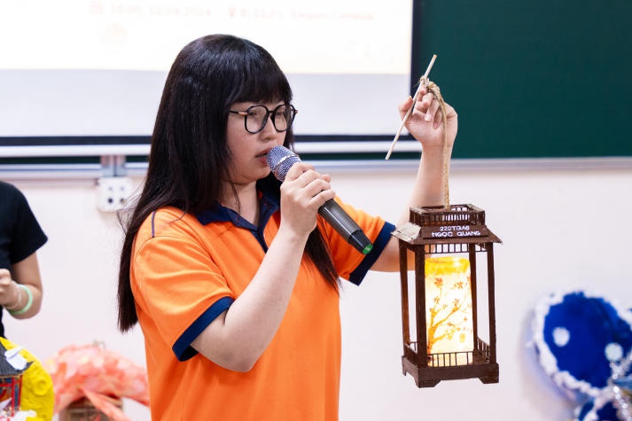 13Win 21 link không chặn Www 13Win one trang web chính thức trang trí lồng đèn gởi tặng các em nhỏ tàn tật, mồ côi 110