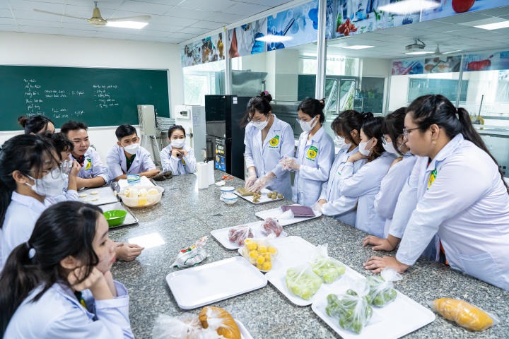 Applied Sciences students crafted handmade cakes to celebrate Mid-Autumn Festival 45