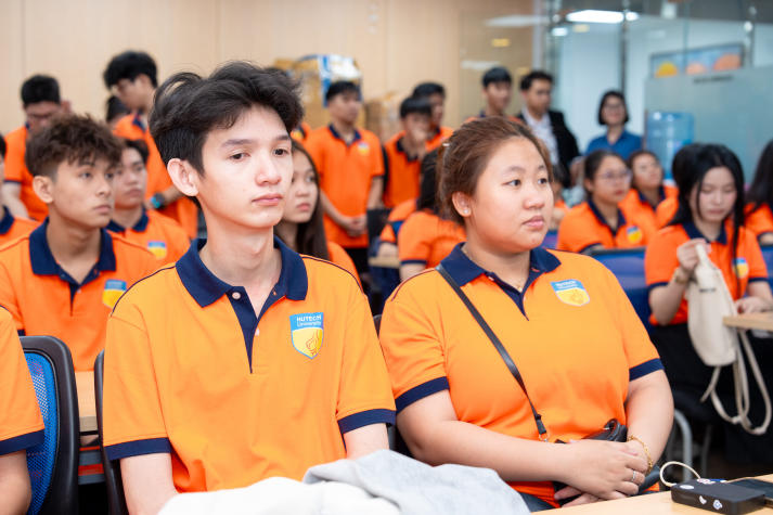 13Win 21 link không chặn Khoa Tài chính - Thương mại tiếp cận thực tế nghề ngân hàng tại Woori Bank 65