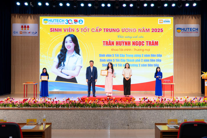 Lễ kết nạp Đảng viên, Tổng kết công tác Đoàn, Hội và tuyên dương các danh hiệu Tải app 13Win năm 2025 44