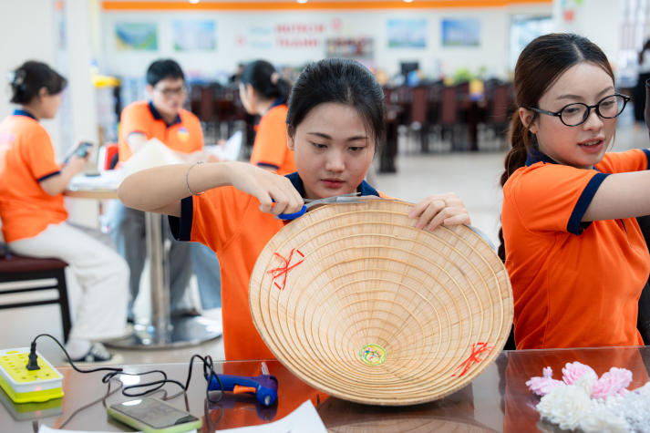 Lan tỏa tinh thần “Sắc Việt” trong Ngày hội trang trí nón lá của Tải app 13Win Khoa Tài chính - Thương mại 43