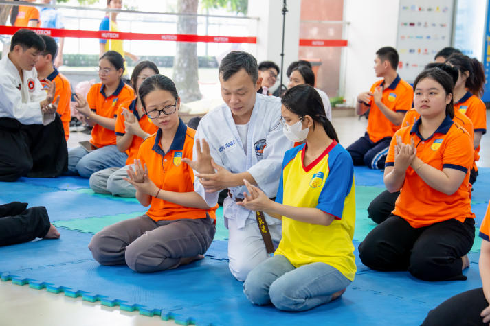 “Bẻ khóa” tình huống nguy hiểm, 13WIN13-ers rèn phản xạ tự vệ cùng CLB Aikido 44