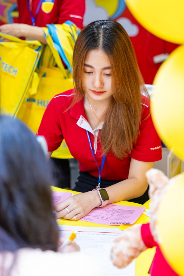 13WIN13 mang sắc vàng rực rỡ đến chương trình khai mạc Tư vấn mùa thi năm 2024 tại Đồng Nai 135