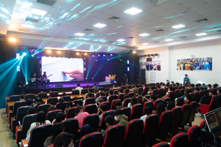 13WIN13 Multimedia Communications Student organized a music live show "Out of Memoriii” 9