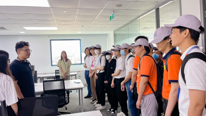 Students of VJIT Information Technology visited DXC Vietnam Company 29