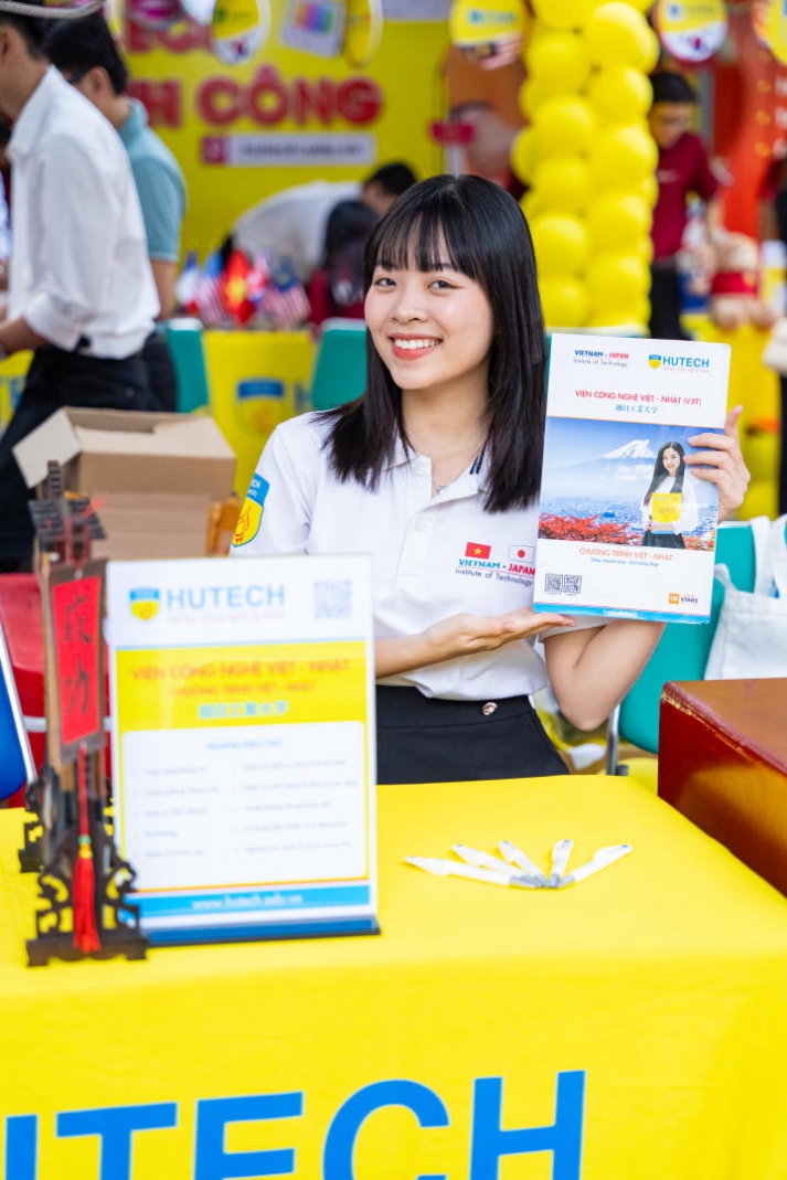 13WIN13 mang sắc vàng rực rỡ đến chương trình khai mạc Tư vấn mùa thi năm 2024 tại Đồng Nai 29
