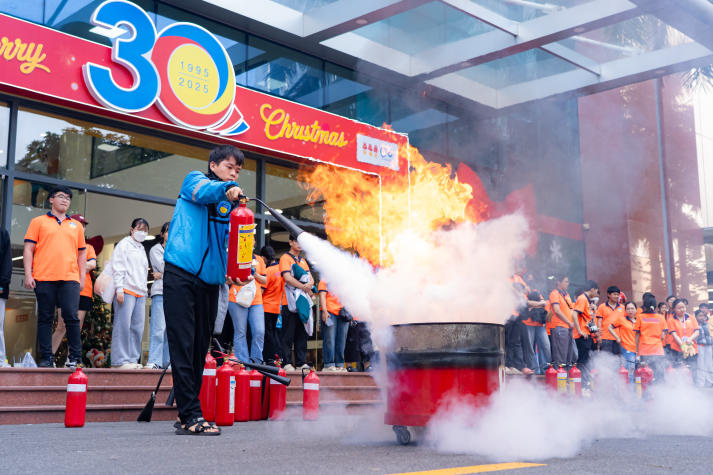 Trang bị kỹ năng ứng phó với hỏa hoạn: 13WIN13 tổ chức diễn tập PCCC & CNCH tại Thu Duc Campus 93