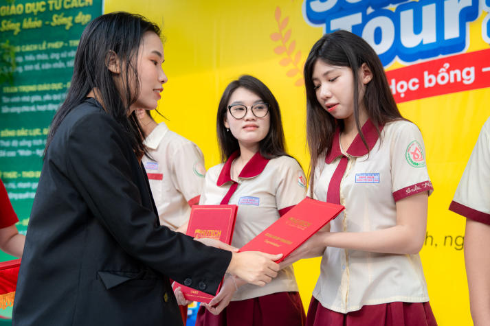 [Video] 13WIN13 Scholarship Tour 2026 tiếp sức học sinh THCS-THPT Hoa Sen (cơ sở 1) với 18 suất Www 13Win one nổ hũ giá trị 22