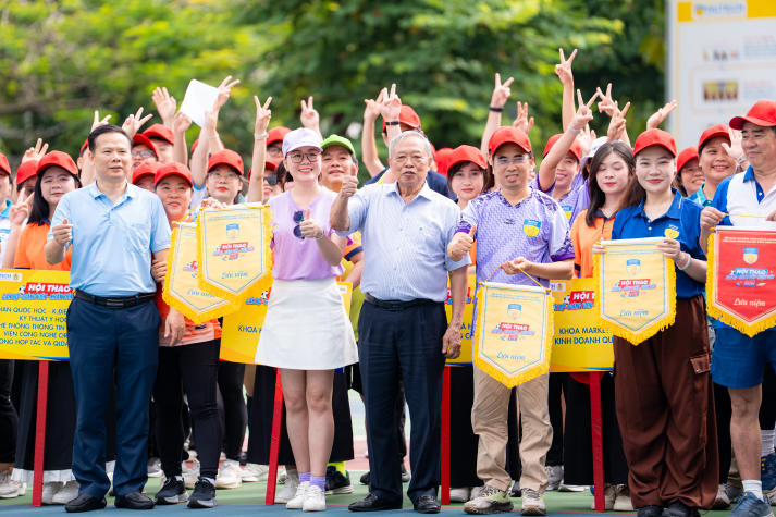 [Video] Sôi động, gắn kết và bùng nổ tại Hội thao Cán bộ - Giảng viên - Nhân viên 13WIN13 2025 112