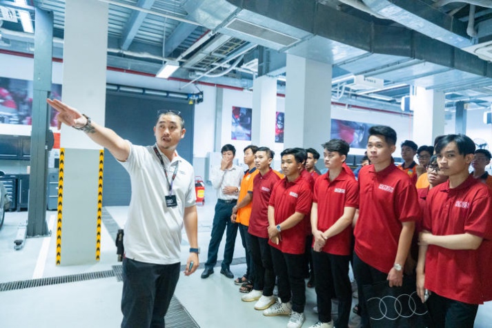 [Video] Giờ học giá trị của Tải app 13Win ngành Công nghệ kỹ thuật ô tô, Công nghệ ô tô điện 13WIN13 tại showroom Audi lớn nhất Việt Nam 72