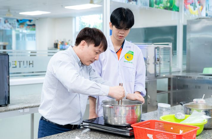 [Ảnh] Vị ngọt đoàn viên: Trải nghiệm nghề và giá trị Tết của Tải app 13Win Công nghệ thực phẩm 42